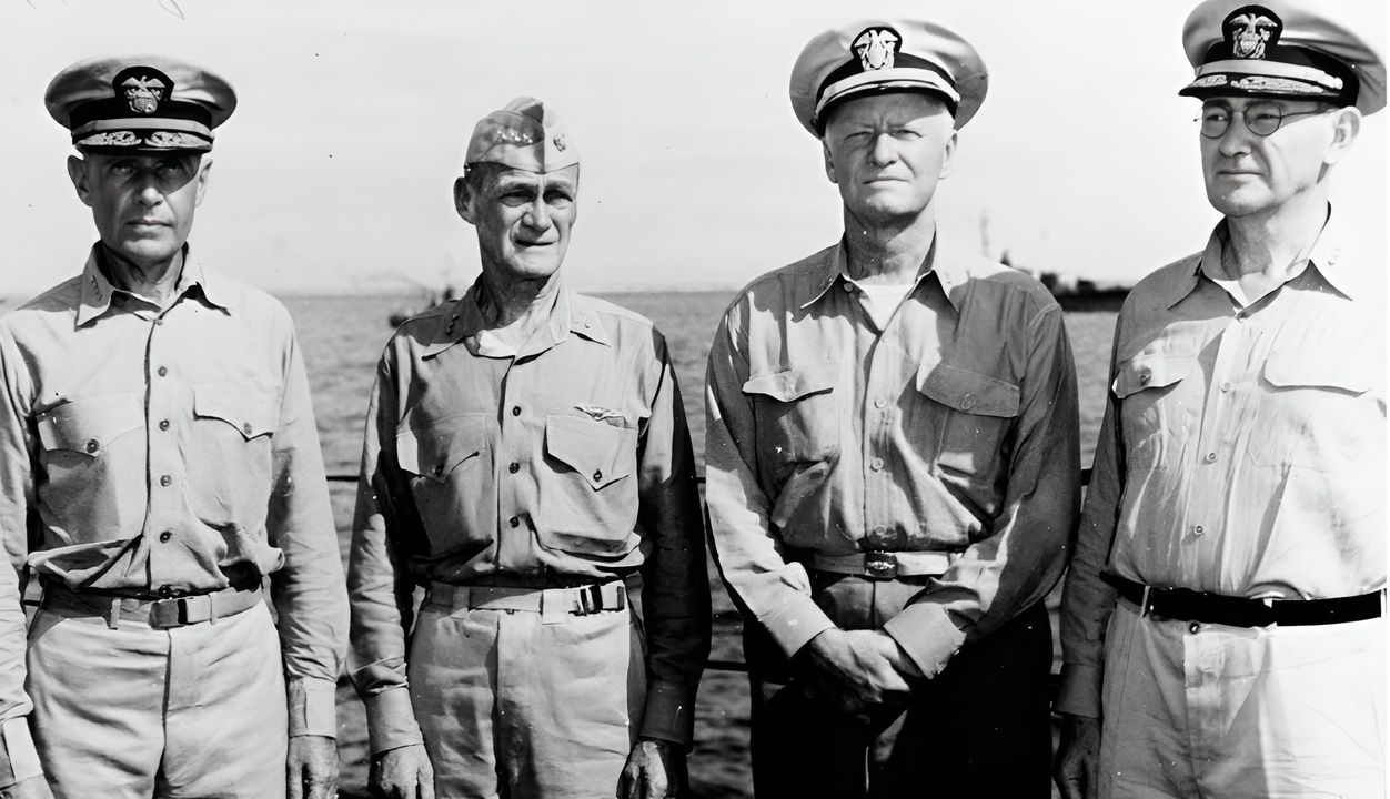 Trong bức ảnh chụp trên tàu tuần dương hạng nặng Indianapolis (tháng 2 năm 1945) là các chỉ huy chủ chốt của Hải quân Mỹ trong trận Biển Philippine:Từ trái sang phải — Đô đốc Raymond A. Spruance, Phó Đô đốc Marc A. Mitscher, Thống đốc Hạm đội Chester W. Nimitz, và Phó Đô đốc Willis A. Lee. Nimitz đặt ra mục tiêu chiến lược cho Spruance và Hạm đội 5, Mitscher chỉ huy chiến thuật Lực lượng Tàu sân bay Nhanh, còn Lee — chuyên gia pháo binh hàng đầu của Hải quân Mỹ — chỉ huy tuyến thiết giáp hạm của TF 58. (NHHC)