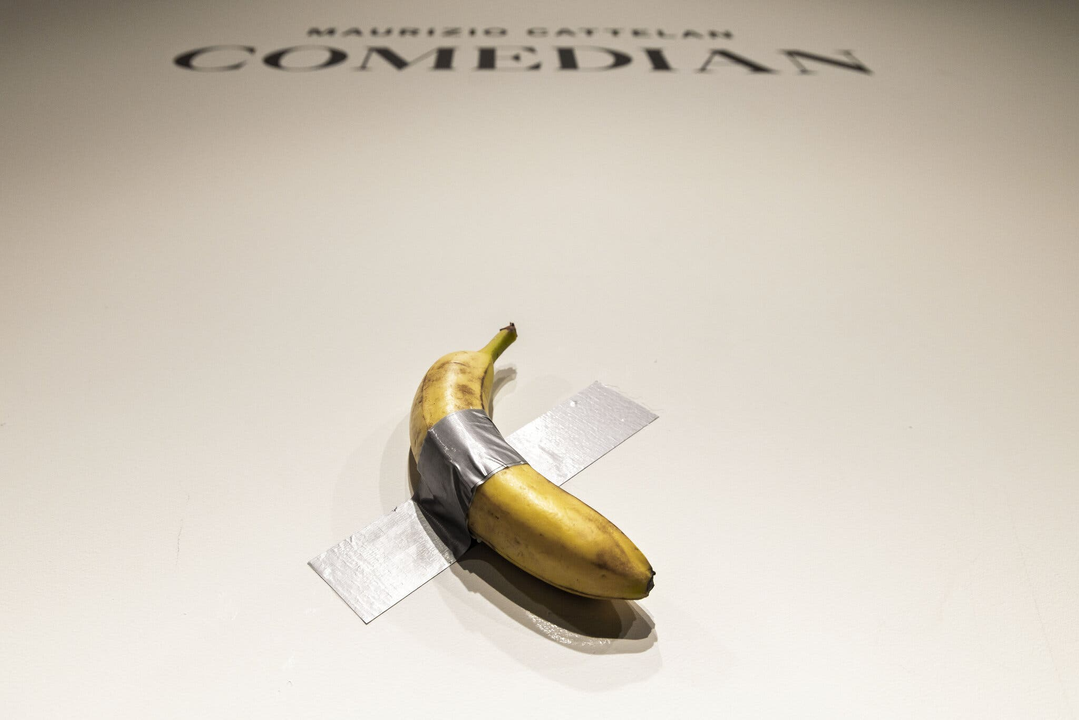 <i>Tác phẩm Comedian của nghệ sĩ Ý Maurizio Cattelan</i>