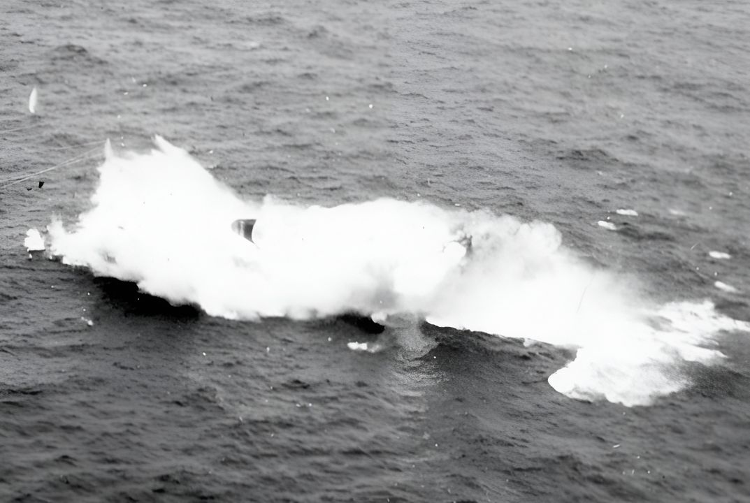 Khi các động cơ bốc cháy, phi công chiếc “Emily” mất kiểm soát và máy bay lao xuống biển, vỡ tung khi va chạm. (80G-275596, RG80, NARA)