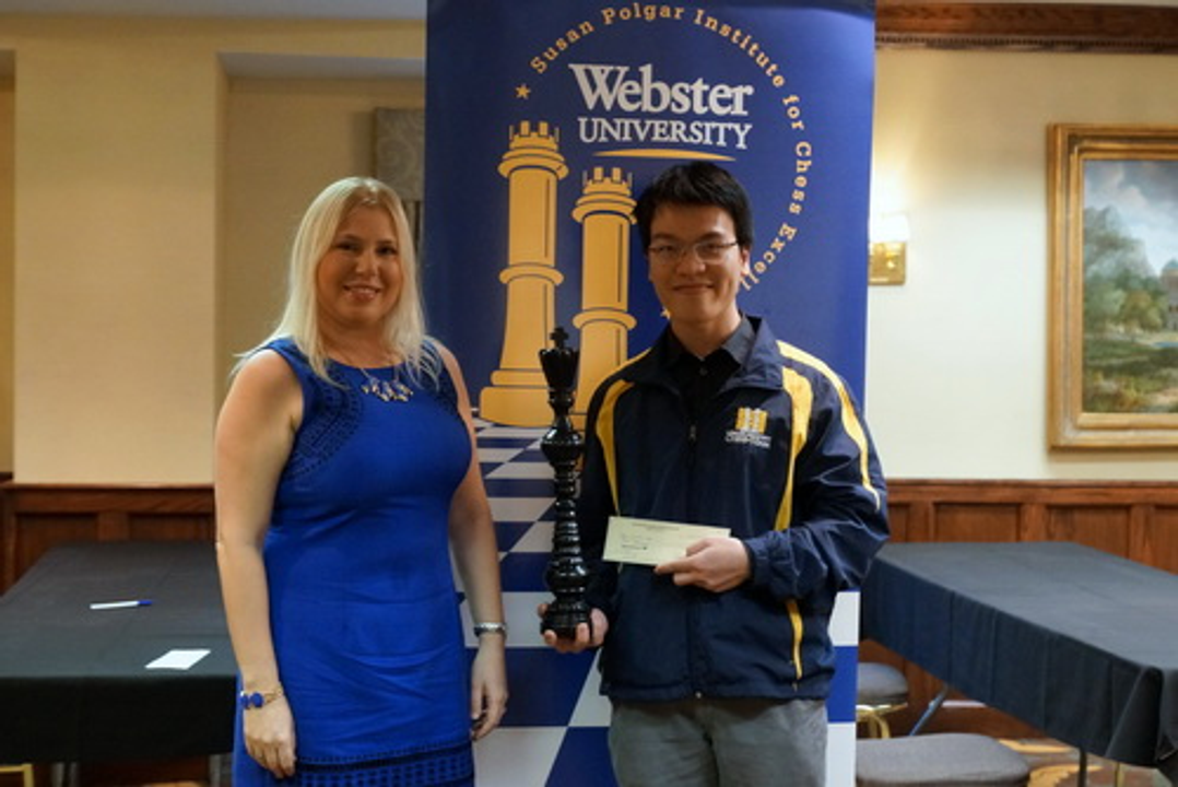 nhận giải thưởng vô địch SPICE Cup năm 2015 từ Susan Polgar