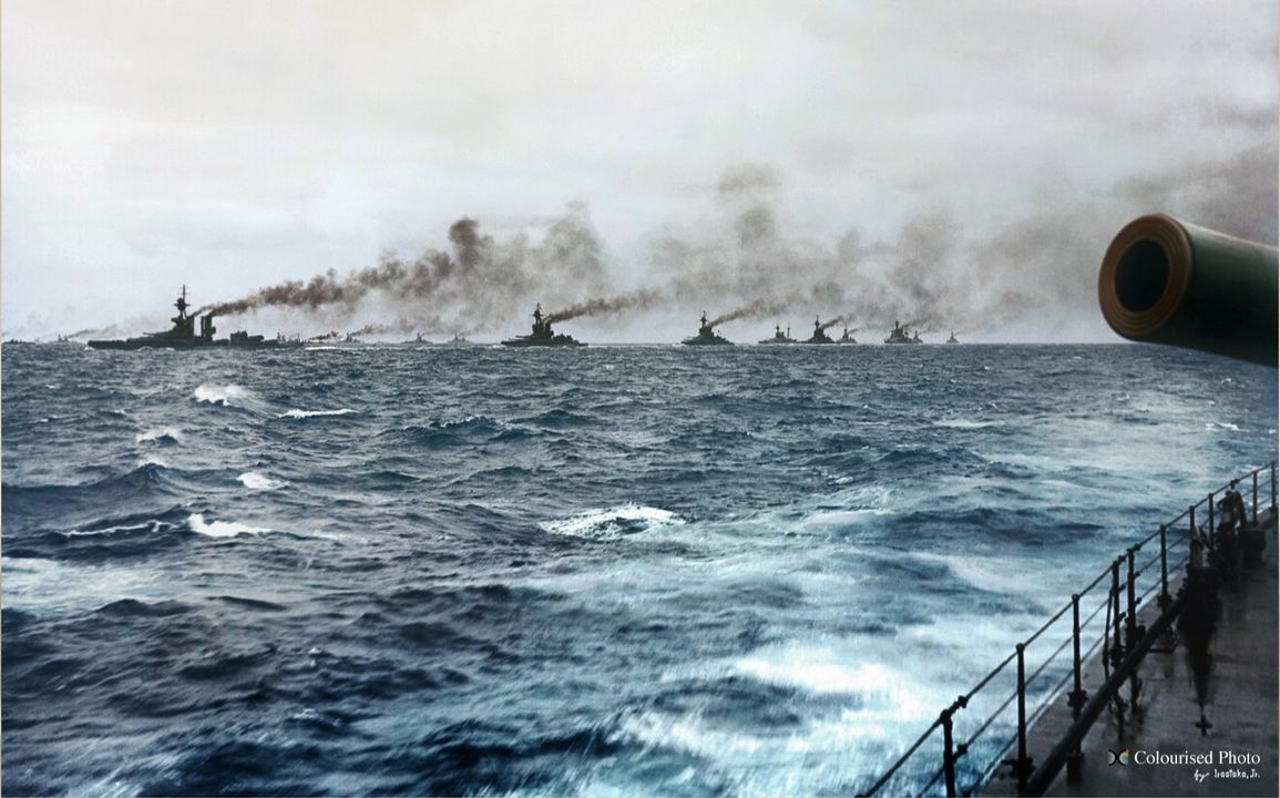 Các thiết giáp hạm drednought của Đại hạm đội Anh đang hành quân thành các hàng chiến tuyến hạm ở Biển Bắc. Bức ảnh cho thấy quy mô của toàn hạm đội Anh trong trận Jutland năm 1916