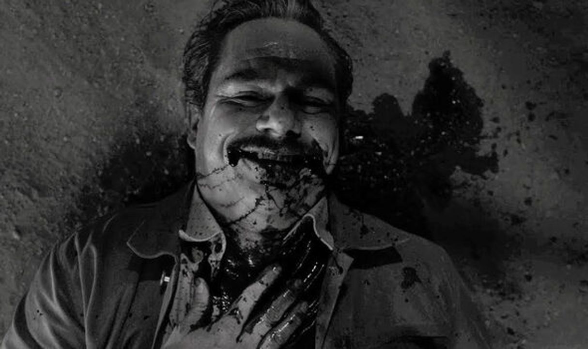 Nụ cười khiến ta liên tưởng tới cuộc đối đầu giữa Batman và Joker cuối phim The Dark Knight. Gustavo Fring phải huy động hết trí lực bản thân cũng như lực lượng lính tráng vậy mà suýt để Lalo đơn thương độc mã hạ gục trong đường tơ kẽ tóc.