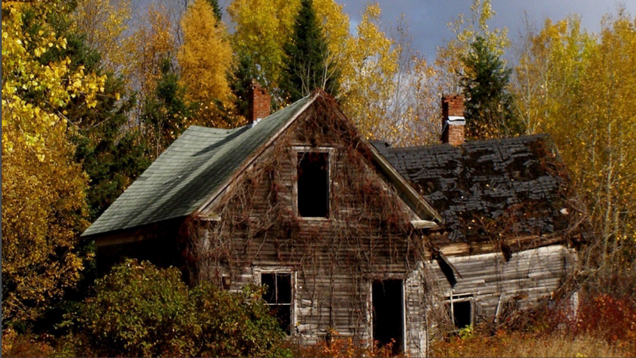 Hình là một ngôi nhà rách nát bị hư hỏng