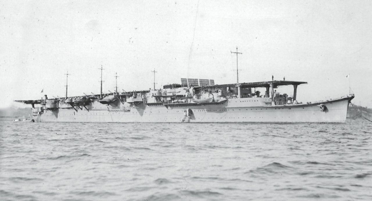 Một trong những cách mà Hải quân Đế quốc Nhật tìm ra để né hạn chế tải trọng tàu sân bay của hiệp ước là xây dựng hạm đội tàu phụ trợ có thể nhanh chóng chuyển đổi thành tàu sân bay. Shoho, trong ảnh tháng 12 năm 1941 sau khi cải hoán hoàn tất, là chiếc đầu tiên thuộc loại này. (Yamato Museum)