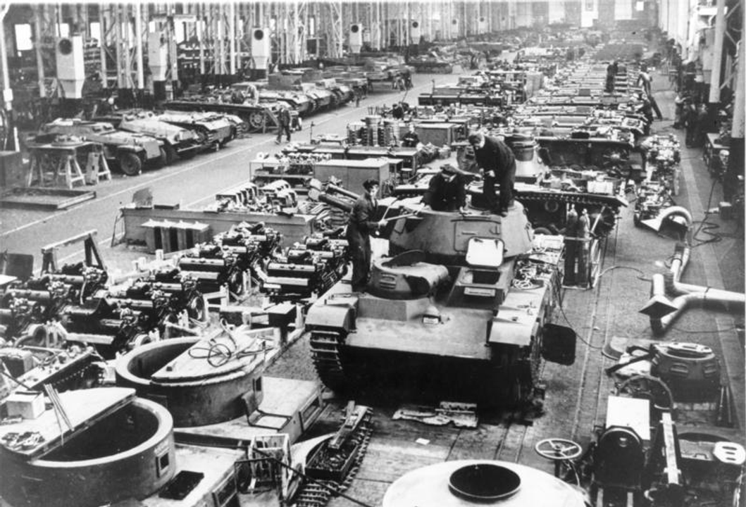 Sản xuất xe tăng ở một nhà máy Đức, khoảng năm 1940