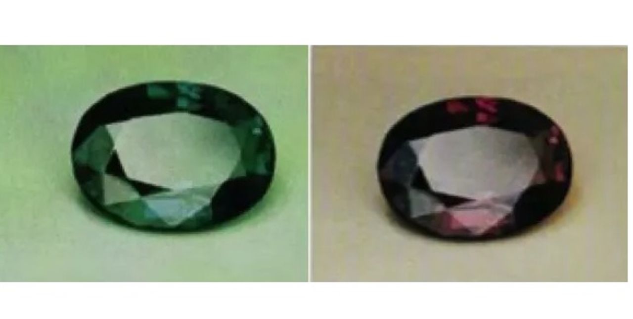 Sự thay đổi màu alexandrite cổ điển: Màu xanh lục trong ánh sáng ban ngày sang màu đỏ hơi tím trong ánh sáng sợi đốt. Nga, ~ 6 carat.
