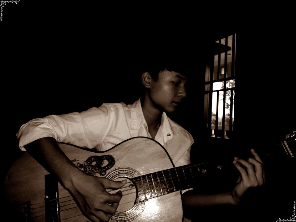  Ảnh đang ôm đàn kia được chụp từ con nokia X2 dùng để cày avatar full 48 ô đất +1 đàn gà hay bị bán non vì lâm vào cờ bạc năm ấy :)))