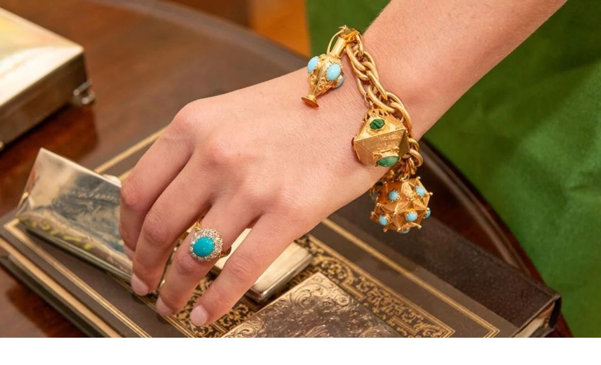 Một chiếc vòng tay và một chiếc nhẫn từ cửa hàng trang sức Croghan's Jewel Box. (Croghan's Jewel Box)