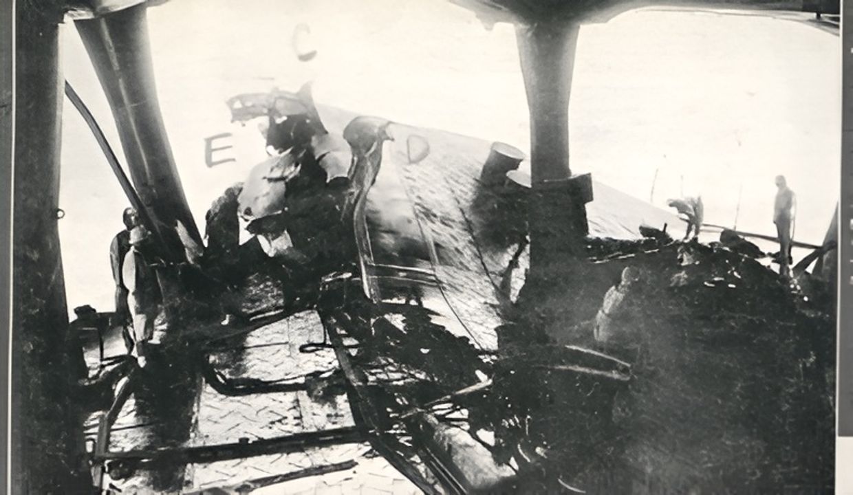 Một bức ảnh khác về phần thiệt hại ở bên dưới mũi tàu.