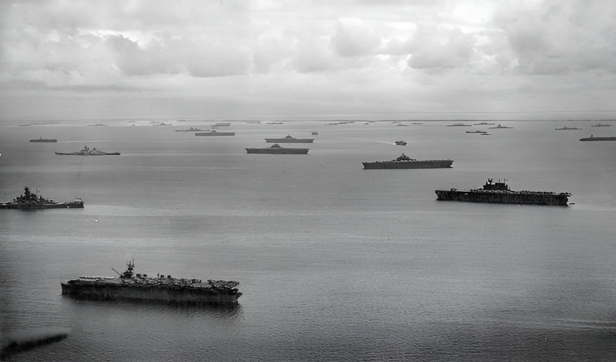 Lực lượng Đặc nhiệm Tàu sân bay Tốc độ cao (vào thời điểm thuộc Hạm đội 3 thì lực lượng có tên là Task Force 58 - TF 58) neo đậu tại đảo san hô Majuro thuộc quần đảo Marshall, vào tháng 4 năm 1944. Có thể thấy (trong số nhiều tàu khác) ba tàu sân bay hạng nhẹ lớp Independence, bốn tàu sân bay lớp Essex, USS Enterprise (CV-6, phía trước bên phải), một thiết giáp hạm lớp South Dakota và hai thiết giáp hạm lớp Iowa. Vào tháng 6 năm 1944, TF 58 là hạm đội hải quân mạnh mẽ nhất thế giới bấy giờ. (National Archives and Records Administration)