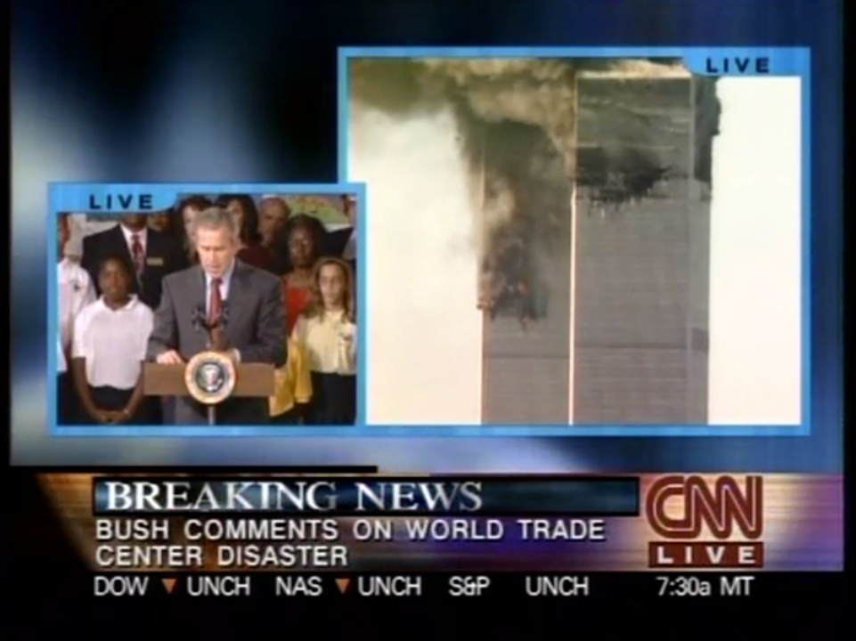 Tổng thống Bush phát biểu lúc 9h30, bên cạnh là ảnh trực tiếp ghi lại tại trụ sở CNN tại New York. Đài CNN, lúc 9h30.