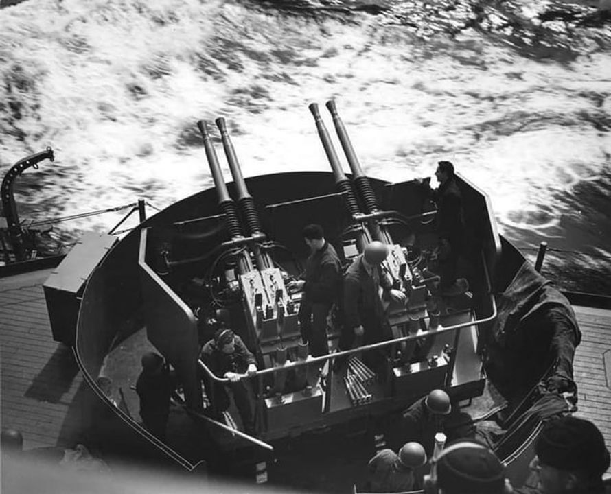 Các đội pháo phòng không trên thiết giáp hạm USS South Dakota (BB-57) sử dụng pháo phòng không Bofors 40mm trong trận chiến quần đảo Santa Cruz.