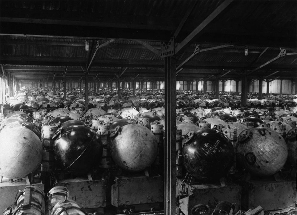 Thủy lôi được lưu trữ cho Rào chắn thủy lôi Biển Bắc trong Thế chiến thứ nhất (NHF-136-G.01)