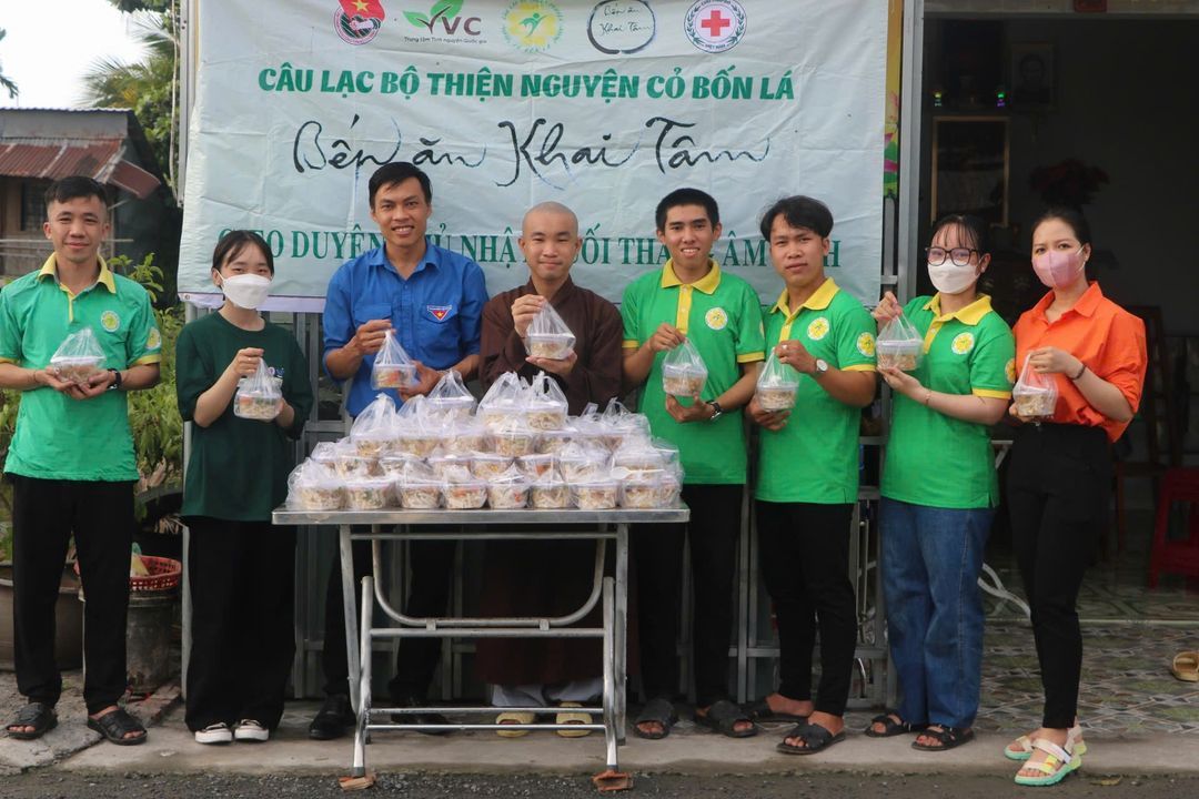 Hình ảnh Anh Phước Vinh (Người đứng kế Đại đức Thích An Nhất, mặc áo CLB Cỏ Bốn Lá) cùng Bếp Chay trao suất ăn 0 đồng