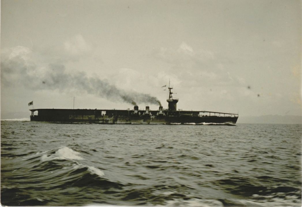 Tàu sân bay đầu tiên của Hải quân Đế quốc Nhật Bản là Hosho, trong ảnh khi chạy thử nghiệm tháng 11 năm 1923. Cấu trúc “đảo” nhỏ trên boong tỏ ra không hiệu quả và đã bị tháo bỏ vào năm sau, nhưng con tàu này đã cung cấp dịch vụ vô giá như một nền tảng thử nghiệm cho hoạt động bay trên biển. (Yamato Museum)