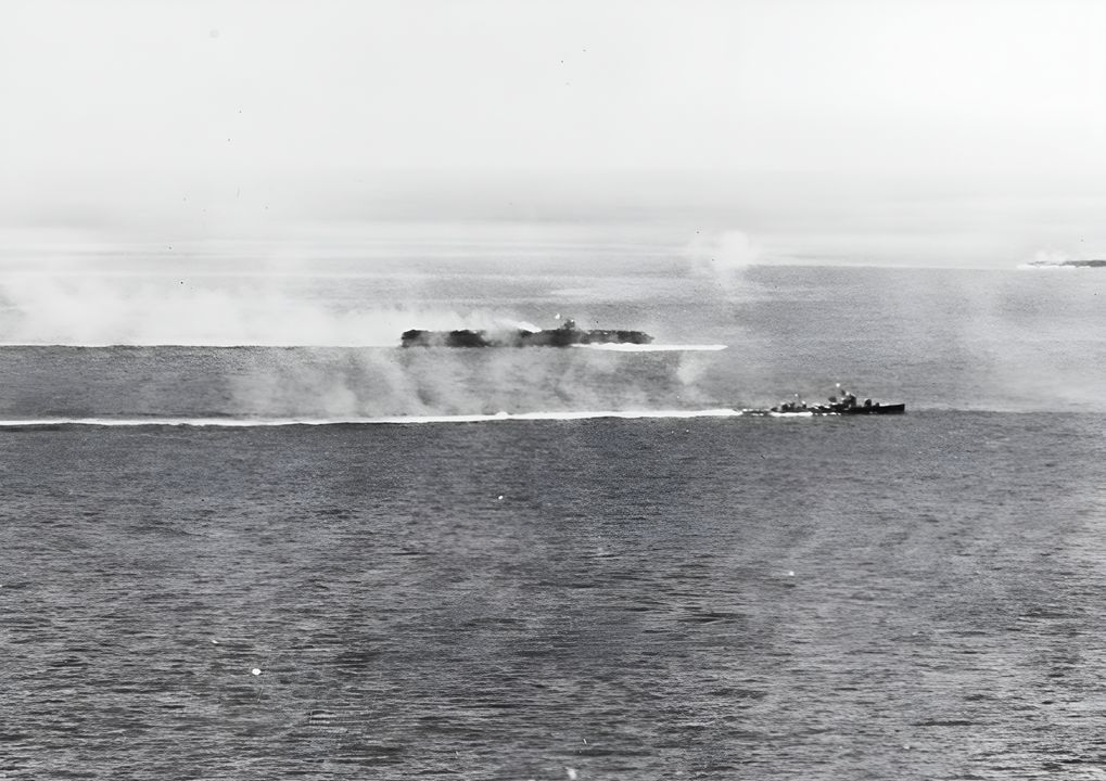 Lực lượng tàu sân bay của Ozawa đã phải trả một cái giá rất đắt cho việc hoàn thành nhiệm vụ nghi binh tại vịnh Leyte. Cả bốn tàu sân bay Nhật Bản đều bị đánh chìm trong trận đánh ngoài khơi mũi Engano ngày 25 tháng 10. Bức ảnh này cho thấy Zuikaku và một tàu khu trục lớp Akizuki đang bị tấn công. Tàu sân bay hạng nhẹ Zuiho có thể thấy ở phía sau. (NHHC)