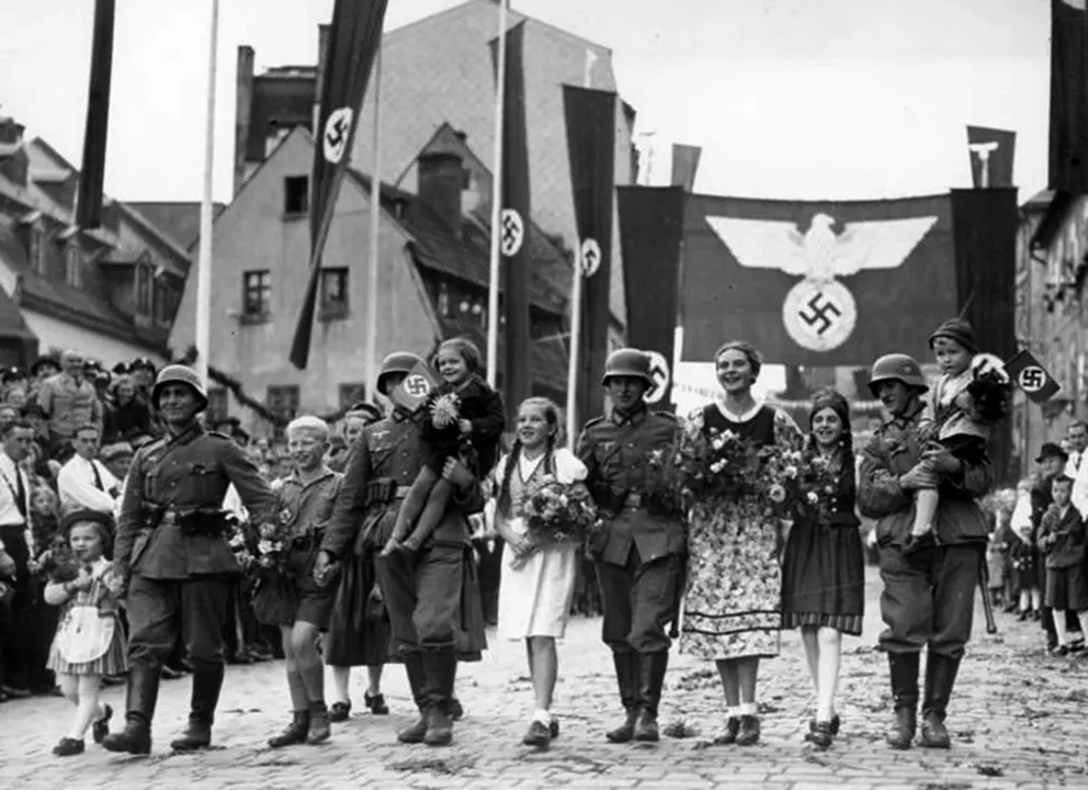 <i>Người dân thị trấn Ash của Tiệp Khắc chào đón quân đội Đức.</i>