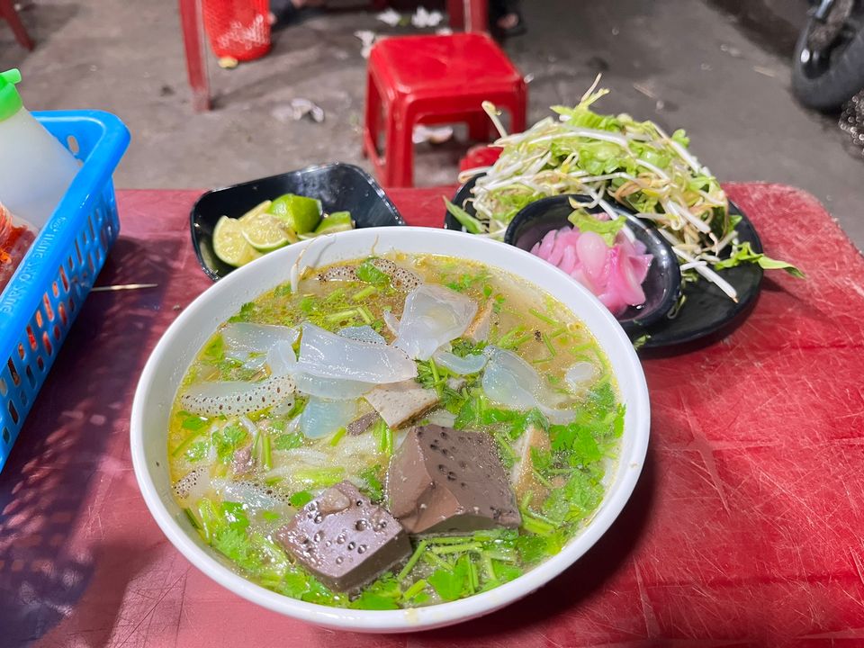 sứa ăn sần sật, chẳng thấy vị gì, được cái nước dùng khá ngon