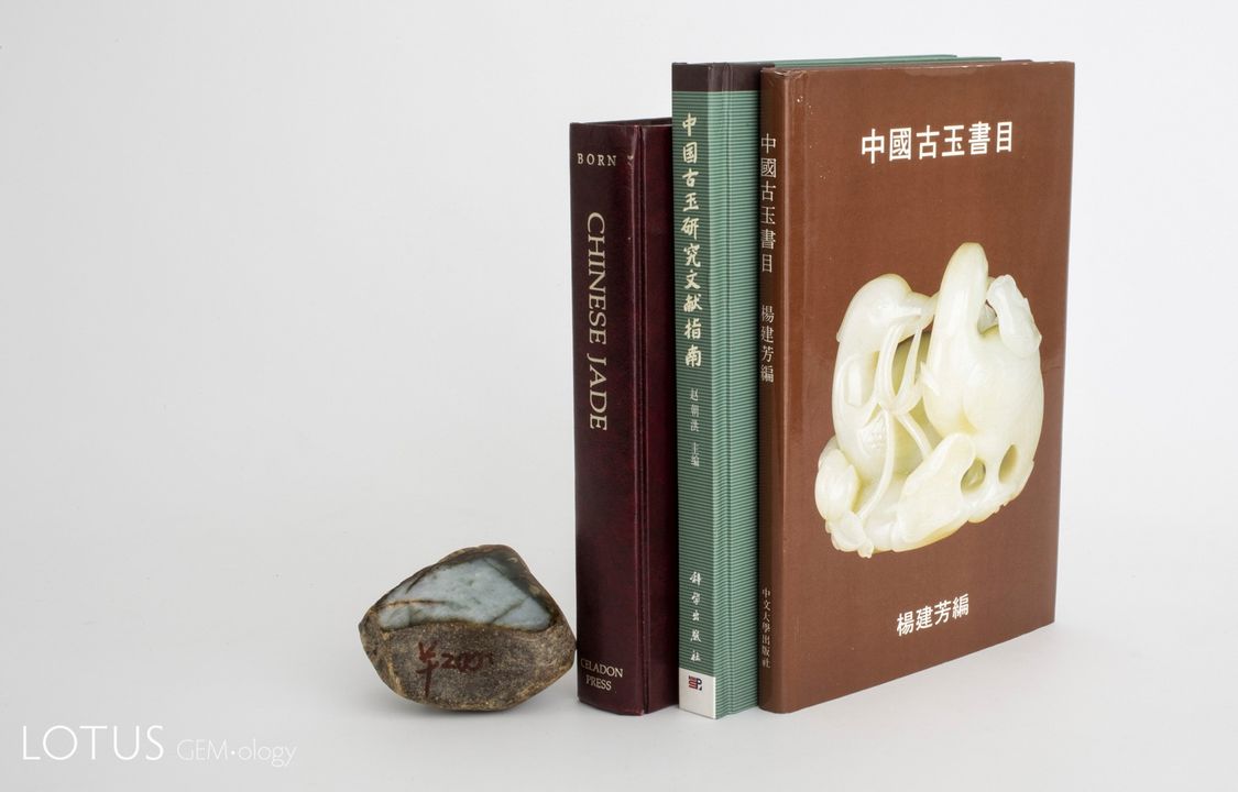 Đối với nhà sưu tập, thư mục là nguồn tham khảo thiết yếu. Từ trái sang phải: Born, Zhou và Yang. Bên trái là một mảnh ngọc bích thô của Myanmar đã được cắt lát. Ảnh: Pinyo Khongsawad/Công ty TNHH Lotus Gemology.