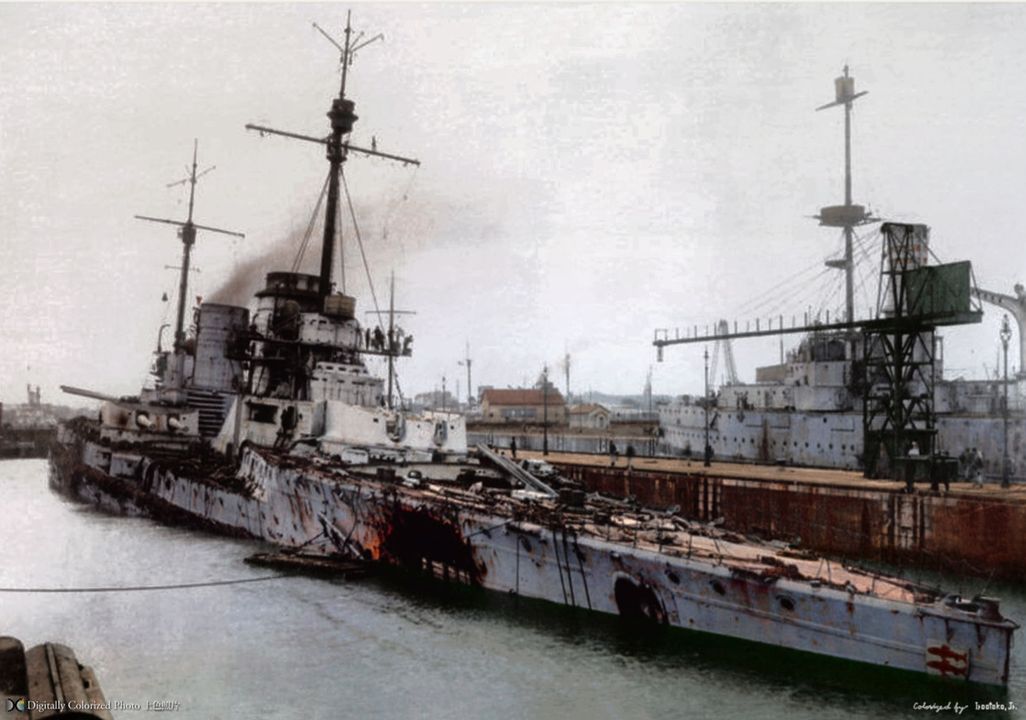 SMS Seydlitz đang neo đậu tại cảng để sửa chữa những thiệt hại từ Trận Jutland năm 1916