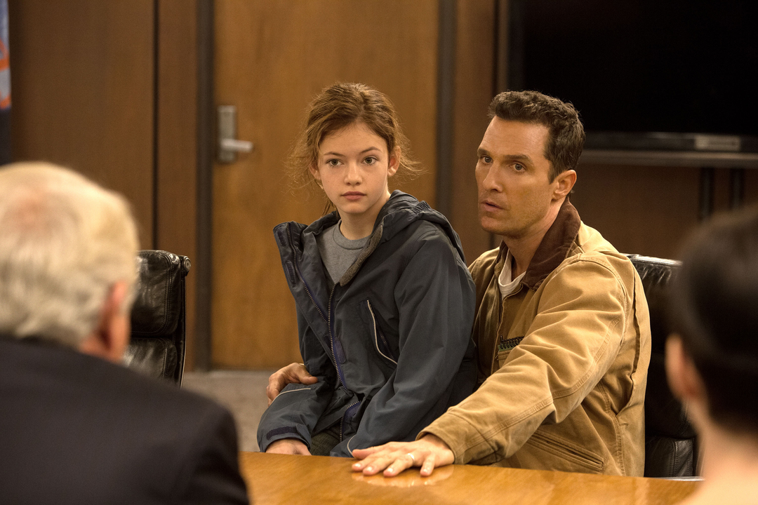<i>Giáo sư Brand giải thích cho Cooper cùng với con gái Murphy.</i>