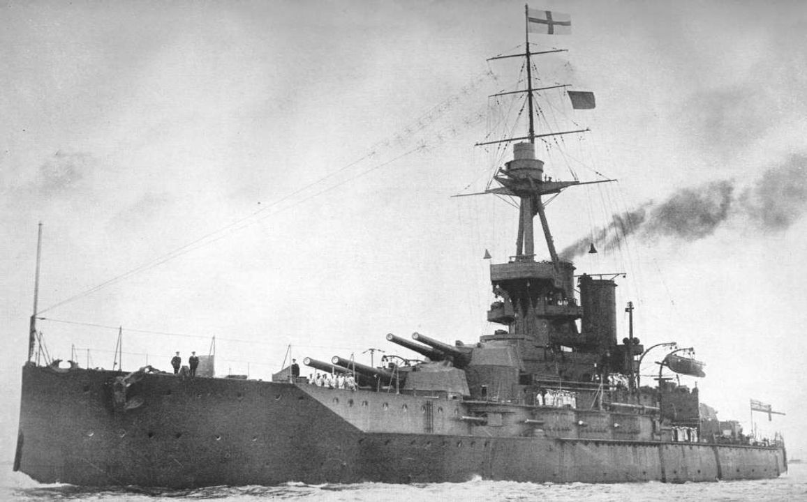 Chiếc siêu-dreadnought HMS Iron Duke của Anh, tàu dẫn đầu lớp cùng tên, đồng thời là soái hạm của Đại Hạm đội (Grand Fleet) trong trận Jutland (1916). Sơ đồ bố trí mười khẩu pháo 13,5 inch của con tàu này đã được sao chép trong các thiết kế siêu-dreadnought sau đó của cả Nhật Bản lẫn Anh.