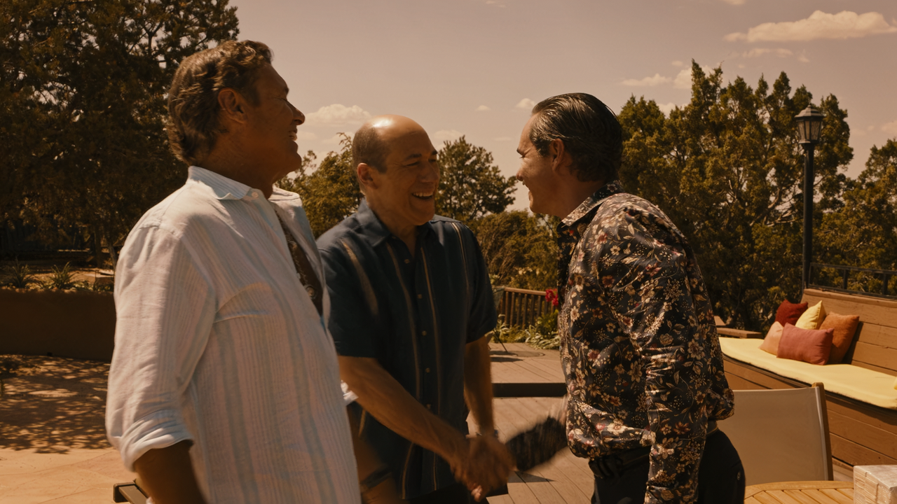 <i>Hắn luôn có những cử chỉ lịch thiệp và một thái độ vui vẻ, cùng gu thời trang vô cùng bắt mắt. Đó là những nét tính cách rất tự nhiên của Lalo mà không hề có một chút giả dối nào.</i>