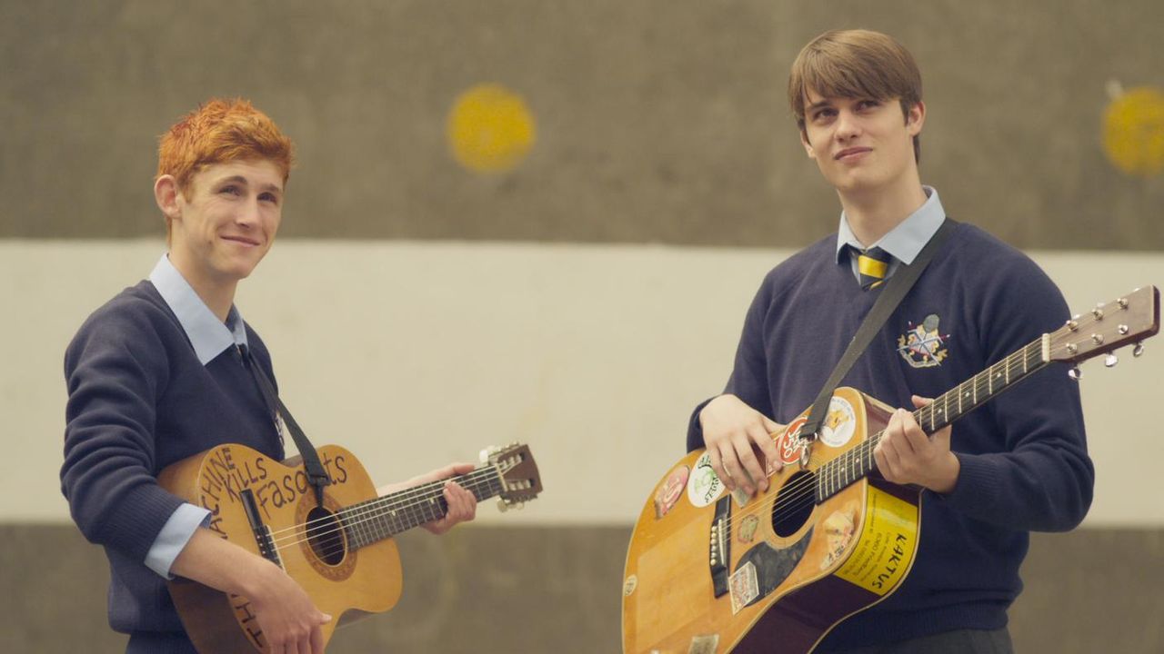 Cảnh Ned và Conor đang tập văn nghệ.