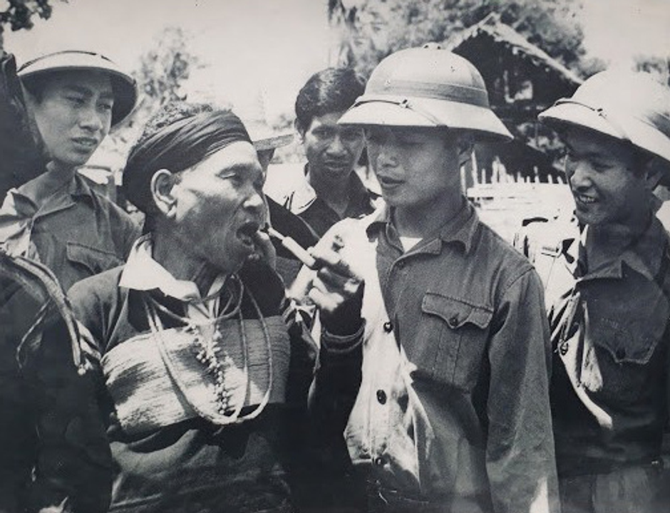 Các anh giải phóng quân gặp gỡ già làng dân tộc Êđê sau ngày giải phóng Buôn Ma Thuột