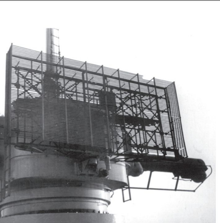 Hệ thống radar dò tìm mặt biển FuMO 27 kiểu "giường sắt" (bedstead) được lắp đặt phía đuôi tàu Bismarck. Thiết giáp hạm này trang bị tổng cộng ba hệ thống radar, bố trí tại cấu trúc thượng tầng phía trước và phía sau, cùng trên nóc đài chỉ huy. Tuy nhiên, tại thời điểm tàu bị đánh chìm, các hệ thống này được gọi là radar FuMG40G (gO).