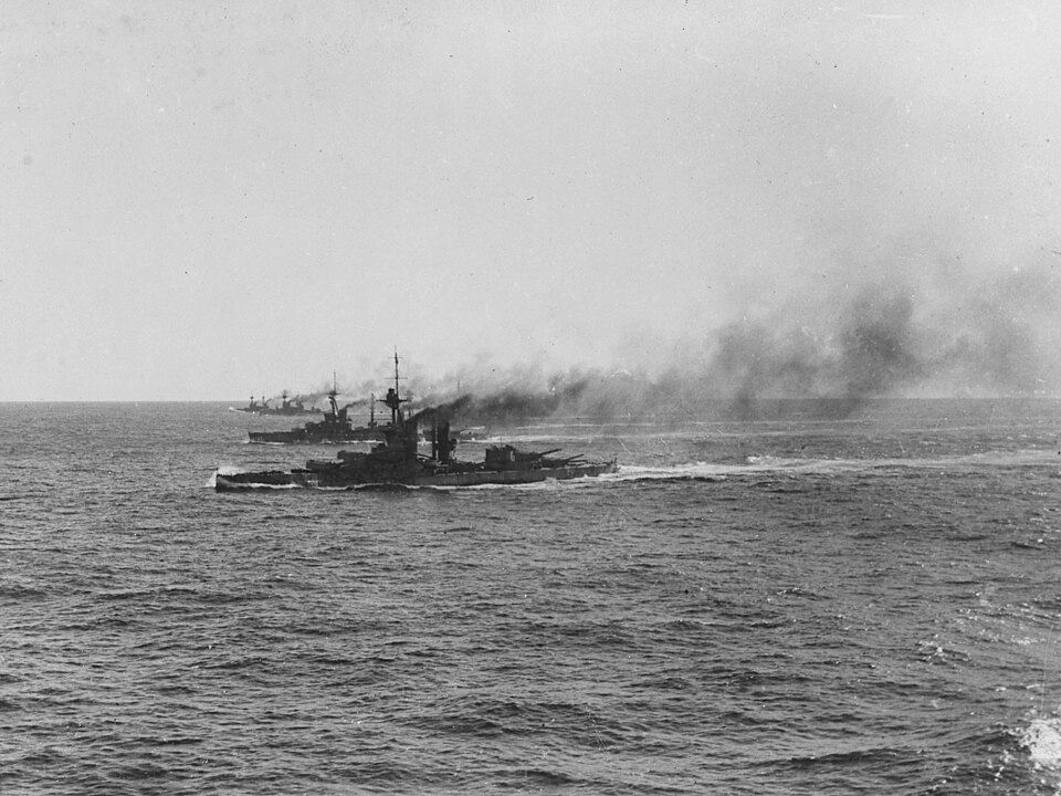 Các dreadnought thuộc Hải đoàn thiết giáp hạm số 4 trong đội hình hàng ngang tại Biển Bắc vào năm 1915. Tàu gần nhất là một chiếc thuộc lớp Iron Duke, tàu thứ hai là Agincourt và tàu thứ ba là một tàu thuộc lớp Bellerophon.