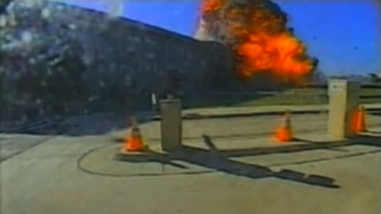 Từ một camera giao thông kiểm soát phương tiện, đây đã ghi lại những khung hình cho đến hiện tại là duy nhất được biết đến về cú va chạm của Chuyến bay 77. Ảnh từ CNN.