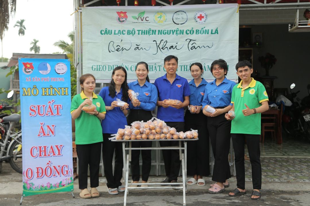Anh Vinh (bìa phải) cùng thành viên Câu lạc bộ và đoàn viên, thanh niên trên địa bàn tham gia mô hình "Suất ăn chay 0 đồng" san sẻ cùng bà con khó khăn