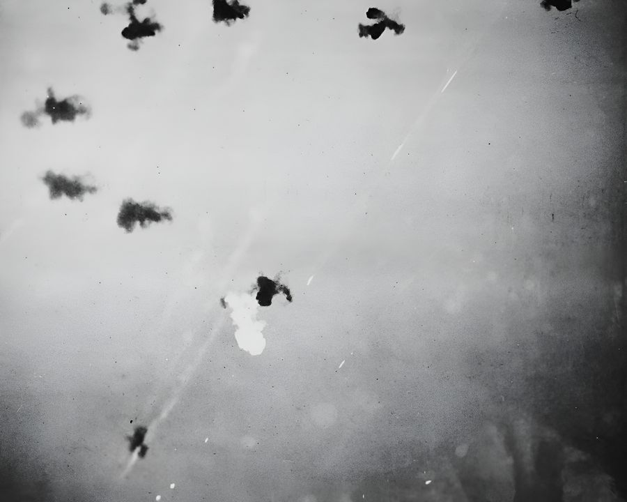 Ảnh chụp từ USS Pensacola về chiếc máy bay Type 99 phát nổ trên bầu trời khi trúng đạn từ hoả lực phòng không của các tàu hộ tống. (NHHC)