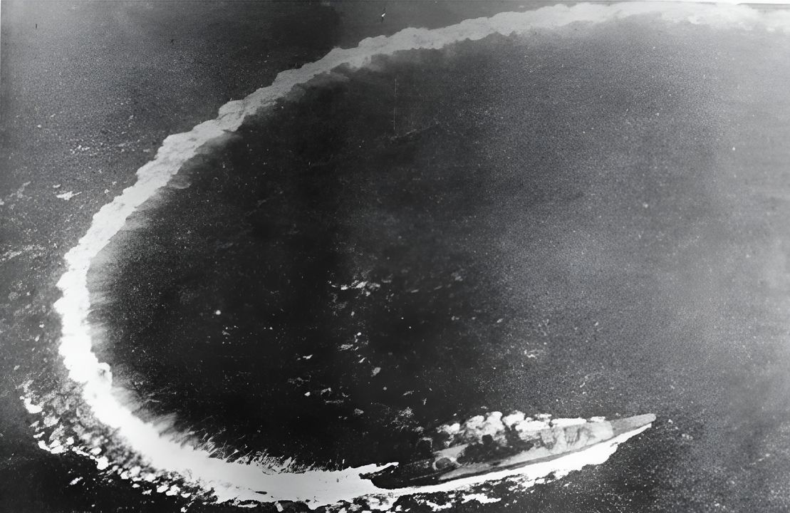 Musashi cơ động ở tốc độ 27 hải lý/giờ vào ngày 30 tháng 10 năm 1942. Có thể thấy trong ảnh, con tàu đã hoàn thành vòng quay chiến thuật - một phương thức được các tàu chiến mặt nước khác của Nhật Bản trong việc chống lại lực lượng không quân đối phương.