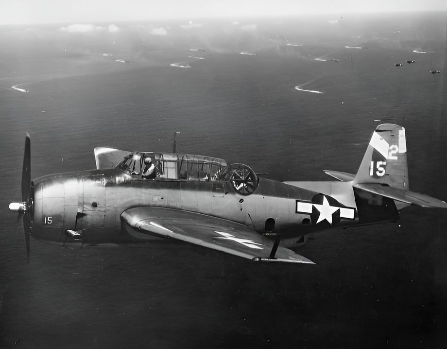 Một chiếc TBM-3 của VT-6, biên chế trên USS Hancock (CV-19), bay phía trên các tàu thuộc Lực lượng Đặc nhiệm 58 ngoài khơi Okinawa vào mùa xuân năm 1945. Thuộc Không đoàn tàu sân bay số 6, cùng với VF-6 (F6F-5), VBF-6 (F4U-4) và VB-6 (SB2C-3/3E và -4/4E), VT-6 đã tham gia trận đánh ngày 7 tháng 4 năm 1945 dẫn đến việc đánh chìm Yamato. Tuy nhiên, phi đội tấn công của CV-19 (gồm Helldiver và Avenger) xuất kích muộn và sau đó bị lạc đường, nên không thực hiện được cuộc tấn công vào siêu thiết giáp hạm này. (National Archives)