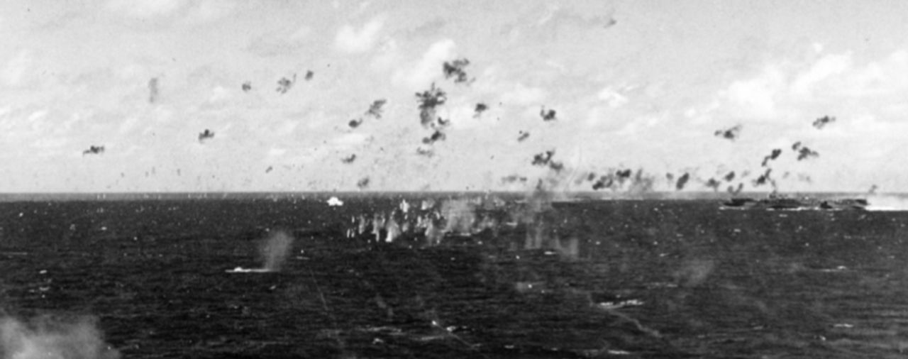 Trong số các máy bay Hải quân Đế quốc Nhật Bản đã xuyên thủng đội hình tuần tra không chiến (CAP) của Hải quân Mỹ vào ngày 19 tháng 6 năm 1944 có một số chiếc B6N thuộc đợt không kích thứ hai của Nhật. Những chiếc này đã cố gắng tấn công tàu Enterprise, nhưng không trúng mục tiêu nào. Hãy chú ý đến vệt nước nhỏ ở chính giữa hình, đánh dấu vị trí một trong những máy bay đã rơi xuống nước. Tàu sân bay hạng nhẹ bên phải có thể là USS Princeton (CVL-23) hoặc USS San Jacinto (CVL-30). (NHHC)