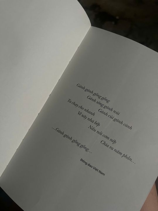 Quyển sách bắt nguồn từ câu đồng dao Việt Nam quen thuộc "Gánh gánh gồng gồng"