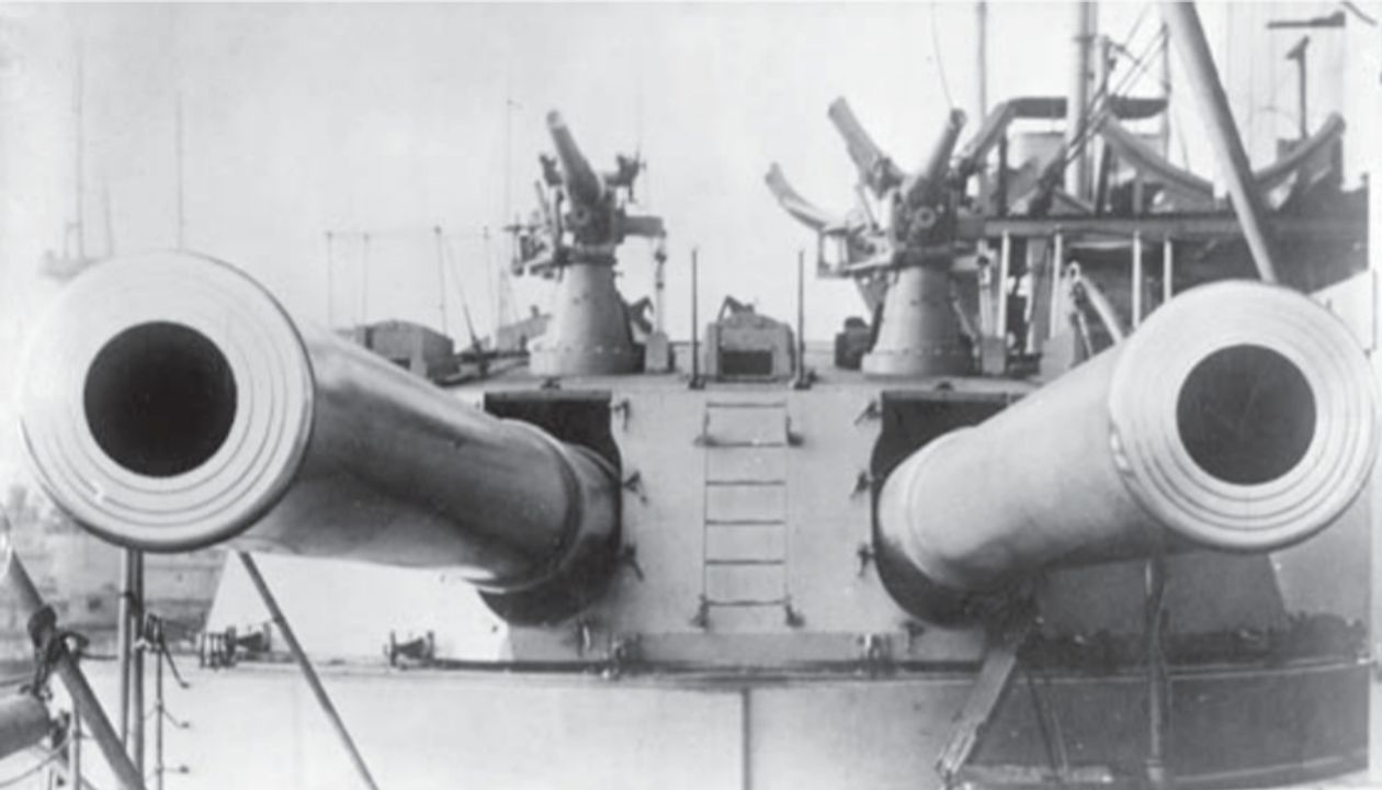 Dreadnought là một con tàu cách mạng nhờ thiết kế toàn pháo hạng nặng, với dàn pháo chính gồm mười khẩu pháo 12 inch. Khi Hải quân Hoàng gia Anh áp dụng cùng ý tưởng — trang bị toàn pháo hạng nặng cho một tàu tuần dương bọc thép, đã cho ra kết quả chính là thiết giáp tuần dương hạm. ( Library of Congress)