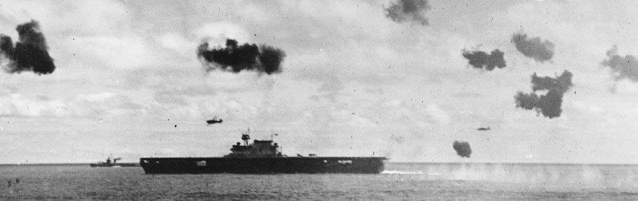 Ảnh này cho thấy nhóm Type 97 thứ hai tấn công Yorktown. Hai chiếc Type 97 hiện rõ, một ở trên và một phía sau Yorktown, cả hai đều đã thả ngư lôi Type 91. Trong năm máy bay của nhóm này, hai chiếc ghi được phát trúng. (NHHC)