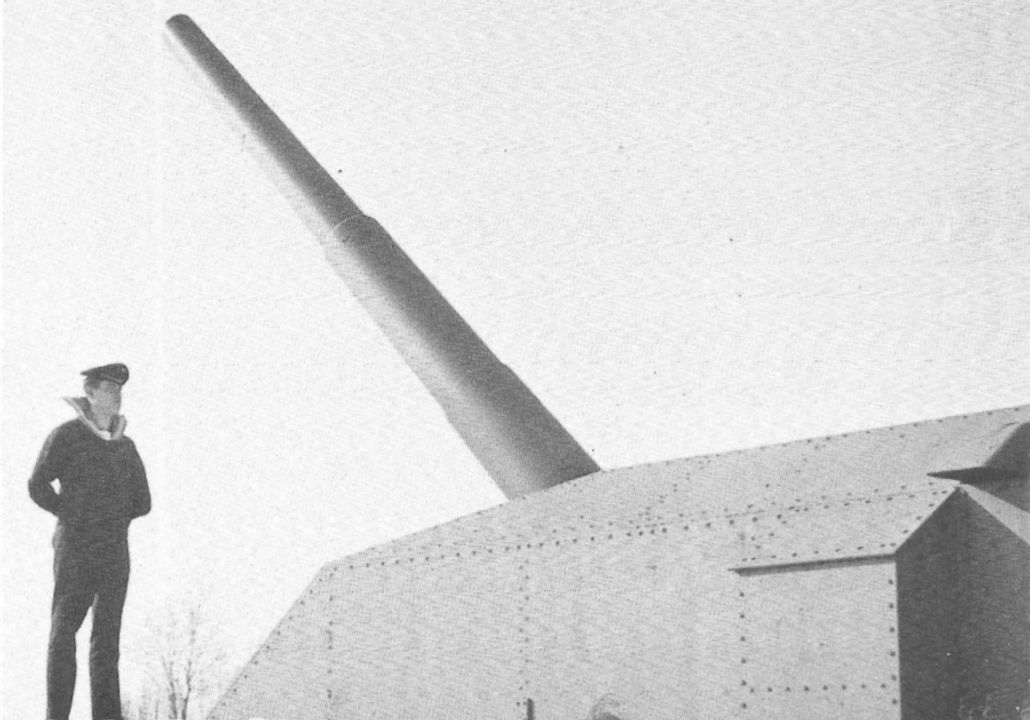 Các ảnh chụp pháo 16 inch của Đức tại cảng Narvik, Na Uy. Mặc dù thiết giáp hạm lớp H bị dừng vô thời hạn nhưng các pháo chính của dự án này vẫn được hoàn thiện và được đem đi trưng dụng như những pháo phòng thủ ven biển. (Ảnh chụp của Hải quân Hoàng gia Na Uy)