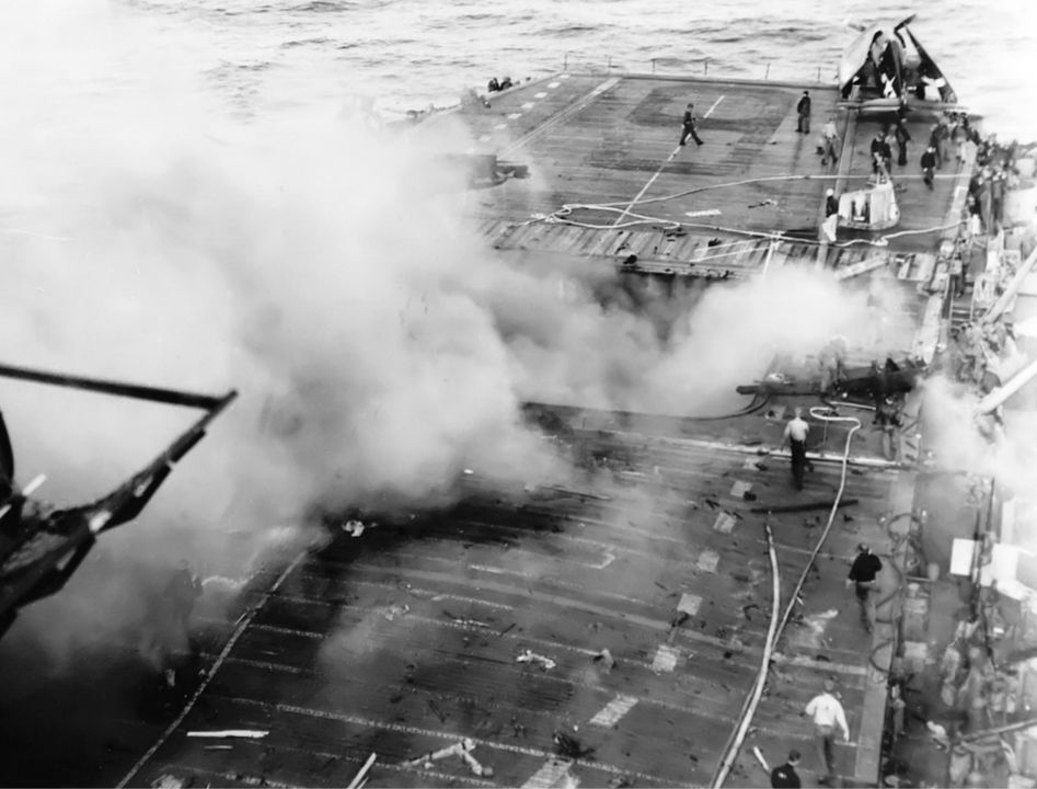 Tàu sân bay kỳ cựu Enterprise bị tấn công bởi kamikaze vào ngày 11 tháng 4 năm 1945, một chiếc “Judy” đâm vào các khẩu đội pháo 40mm bên mạn trái. Tuy nhiên, thiệt hại thực sự được gây ra bởi quả bom của máy bay, nó phát nổ bên dưới thân tàu. Tàu sân bay buộc phải đến neo tại Ulithi trong ba tuần để sửa chữa. (NARA)