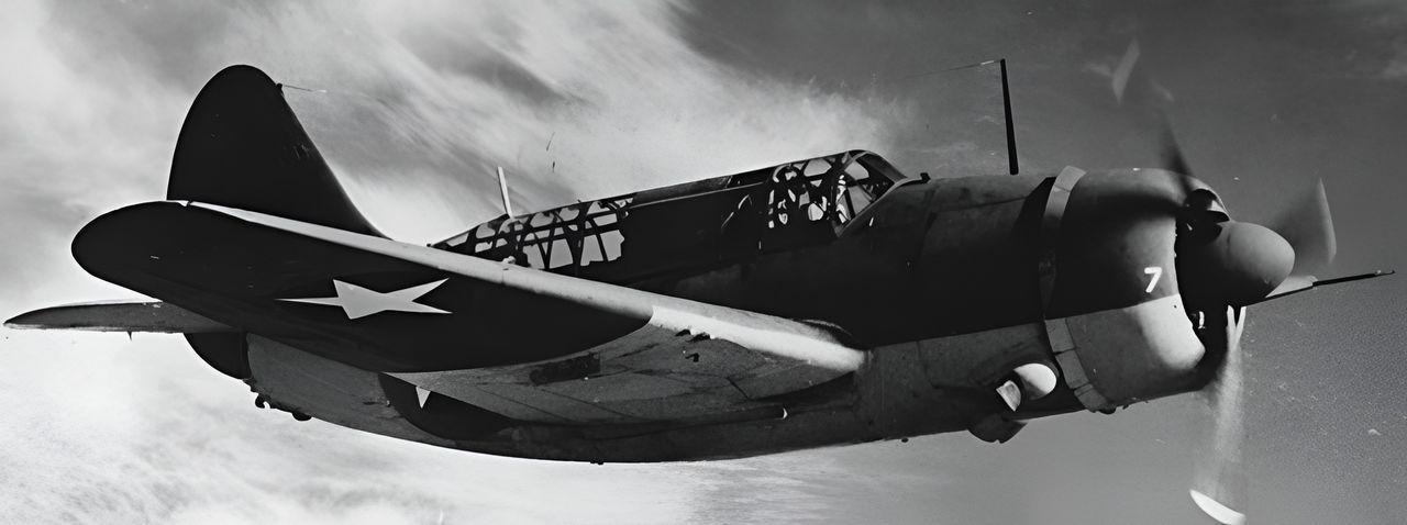 Một chiếc SB2C-1 “đứng trên cánh” vào tháng 2 năm 1943. Khi “Con Quái Thú” này ra khơi trên Yorktown ba tháng sau đó, các đặc tính điều khiển kém ở tốc độ thấp cùng tỷ lệ sẵn sàng chiến đấu thấp đã buộc Hải quân Mỹ phải quay trở lại sử dụng Dauntless đã được kiểm chứng, nhằm tránh làm chậm tiến độ triển khai của tàu sân bay tới Thái Bình Dương. (Naval History and Heritage Command, Photo Archives, Naval Subject Collection)