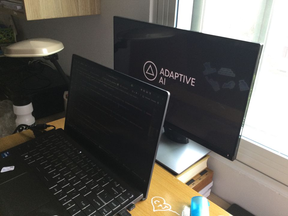    Bàn làm việc hồi tháng 4 năm ngoái.