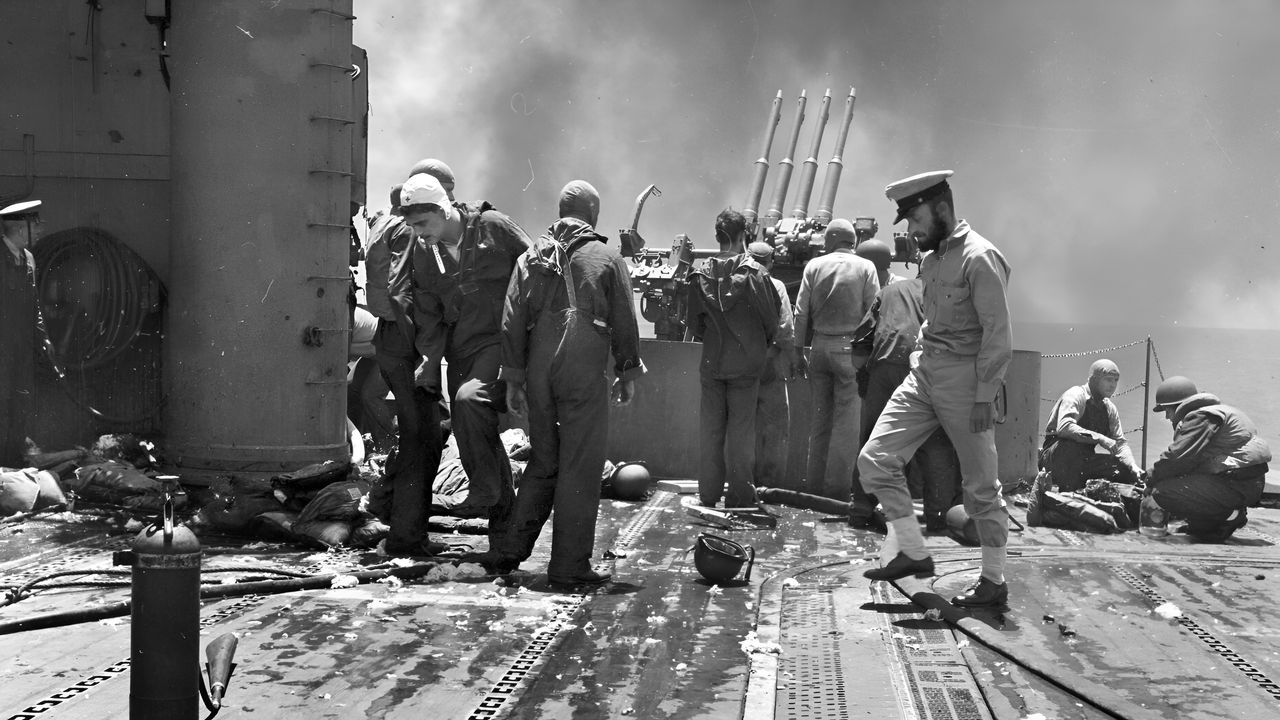 Ngay sau đợt tấn công bổ nhào của Nhật vào Yorktown, các nhân viên y tế đang chăm sóc thương binh tại khu vực phía sau đảo. Ở phía nền là bệ pháo 1.1 inch số 4. (NHHC)