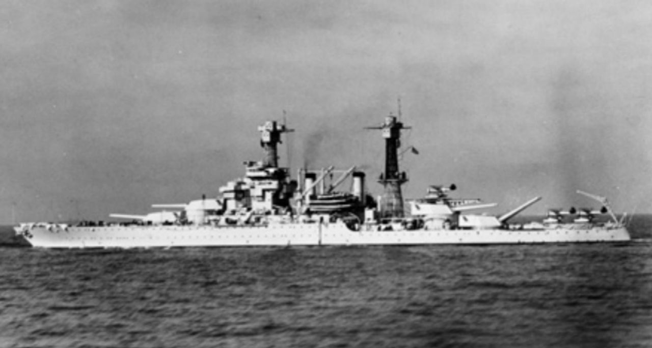 Bức ảnh trước chiến tranh của tàu Colorado cho thấy các cột buồm lưới và pháo phụ trong hốc pháo bên mạn tàu. Chú ý sự hiện diện của ba máy bay quan sát, vốn là thành phần quan trọng trong hệ thống chỉ huy hỏa lực của tàu vào thời điểm đó. Yêu cầu quan sát điểm rơi đạn sau đó đã được radar đảm nhiệm trong suốt chiến tranh.