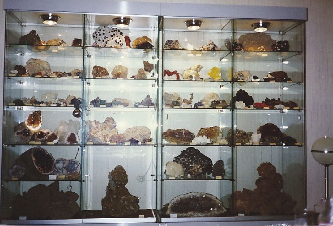 Bộ sưu tập khoáng sản của Gerhard vào năm 1987, trước khi chiến lược thay đổi.