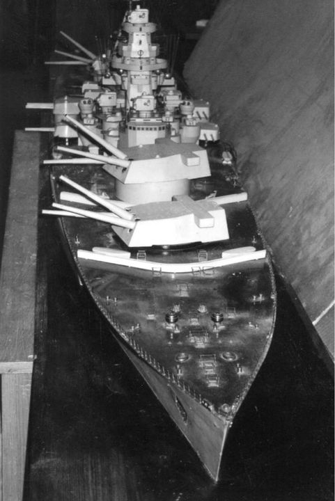 Mô hình của Biến thể IIIu. Mô hình tỷ lệ 1:100 này đã được trưng bày tại phiên họp của Ủy ban Quốc phòng trong hai ngày 27–28 tháng 2 năm 1938. Nhiều bức ảnh về mô hình này từng được công bố vào cuối những năm 1980 và đầu những năm 1990, dẫn đến một kết luận sai lầm rằng đây là cấu hình cuối cùng của thiết kế. (Tư liệu từ bộ sưu tập của Boris Lemachko)