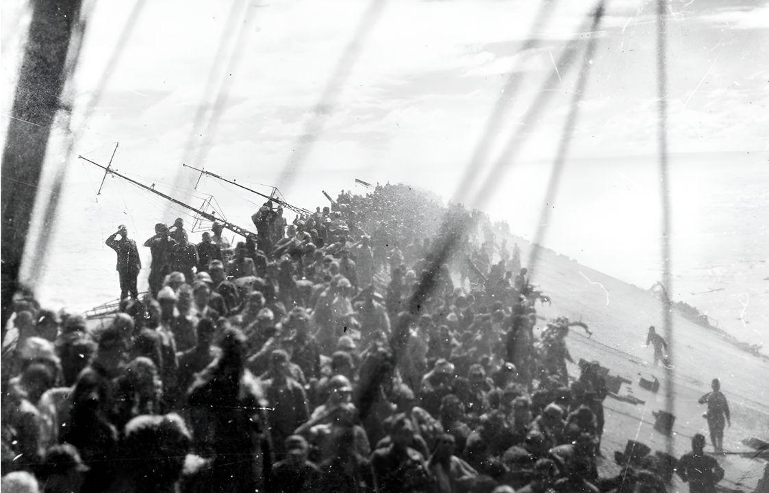 Trận Mũi Engano cũng là hồi chuông cáo chung của Zuikaku, con tàu đã có mặt trong mọi trận trận chiến tàu sân bay của cuộc chiến ngoại trừ trận Midway. Đây cũng là tàu sân bay Nhật Bản cuối cùng còn sót lại từ cuộc tấn công Trân Châu Cảng. Trong bức ảnh này, thủy thủ đoàn Zuikaku đang chào khi quốc kỳ Nhật Bản được hạ xuống. Con tàu chìm không lâu sau đó, mang theo 843 người trong thủy thủ đoàn. (NHHC)