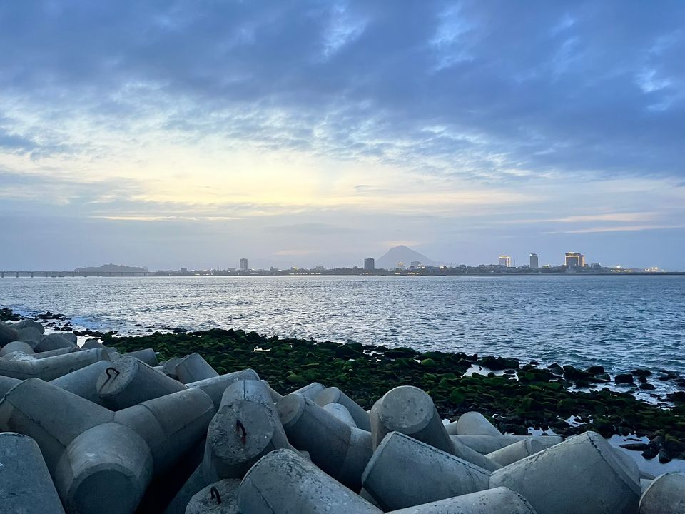 Ảnh bằng điện thoại nó tự kéo sáng lên, vẫn có thể thấy được màu xanh đậm của bãi rêu và toàn cảnh thành phố Tuy Hòa